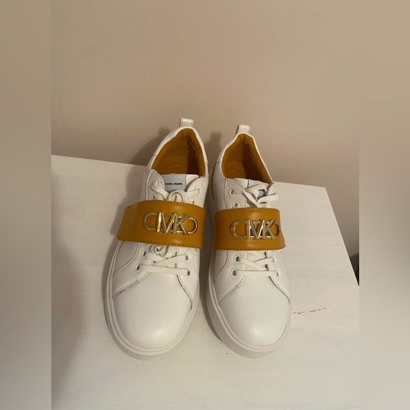 MICHAEL KORS
Emmett Two-Tone Logo
Embellished Leather Sneaker/ 7,5 - Picture 8 of 8